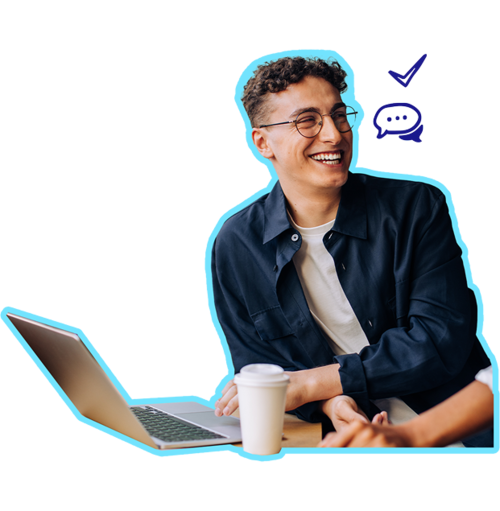 Junger, selbstbewusster Mann mit Basecap lächelt in die Kamera. Im Hintergrund Zeichnungen von Sprechblasen und Telefonhörern.