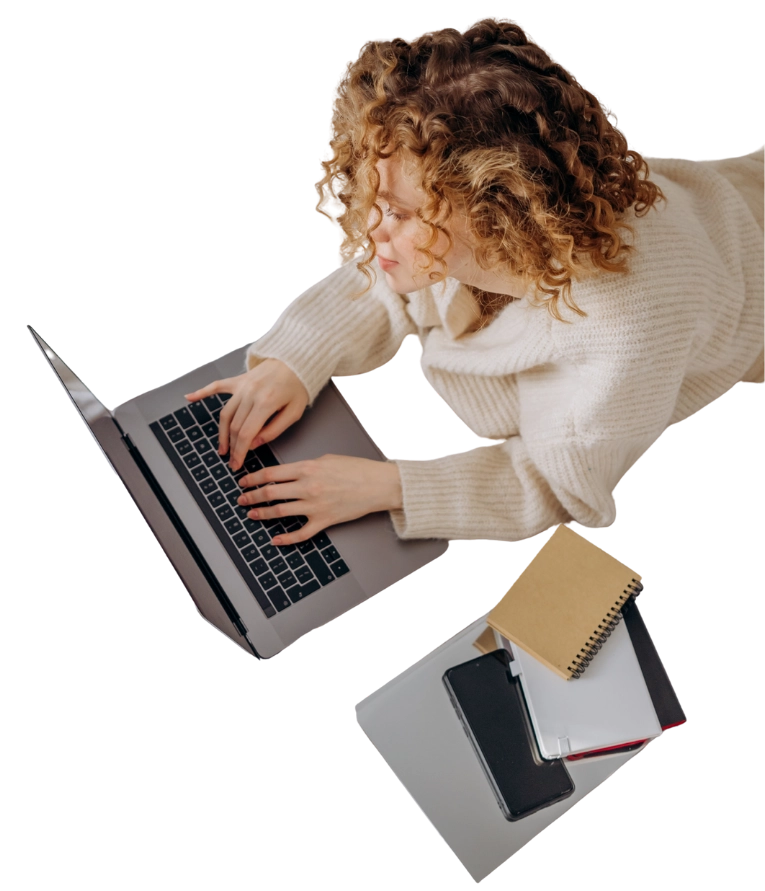 Studentin mit Laptop und Notizblock