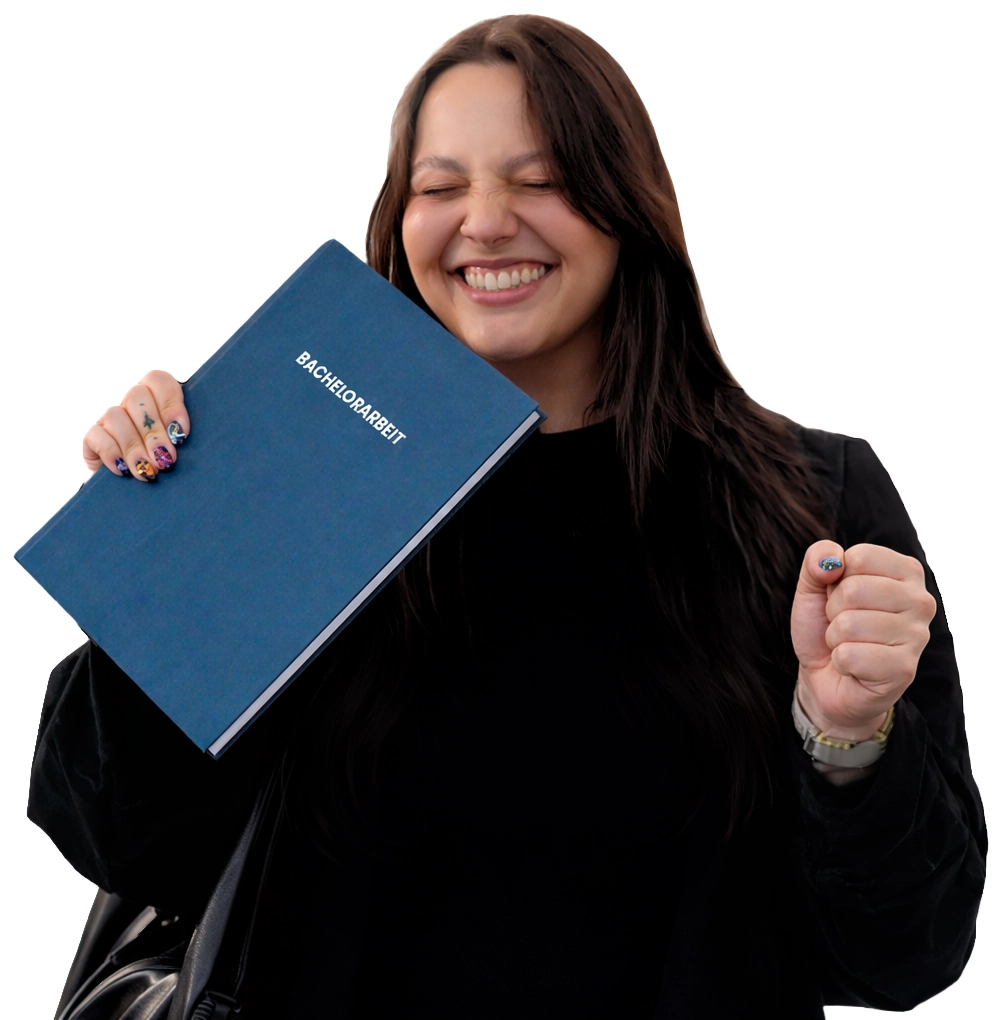 Lächelnde Studentin mit Bachelorarbeit in der Hand