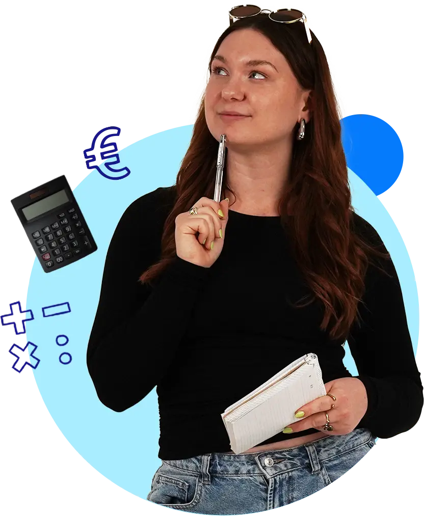 Studentin denkt mit Stift und Papierblock in den Hand nach