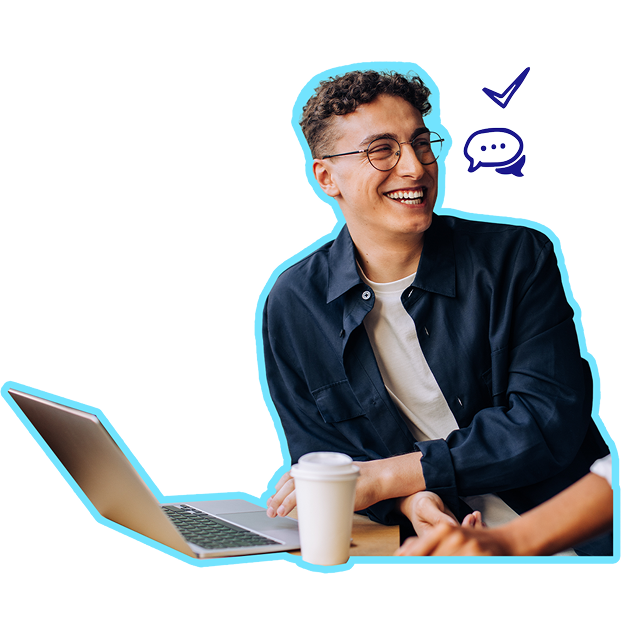 Junger, selbstbewusster Mann mit Basecap lächelt in die Kamera. Im Hintergrund Zeichnungen von Sprechblasen und Telefonhörern.